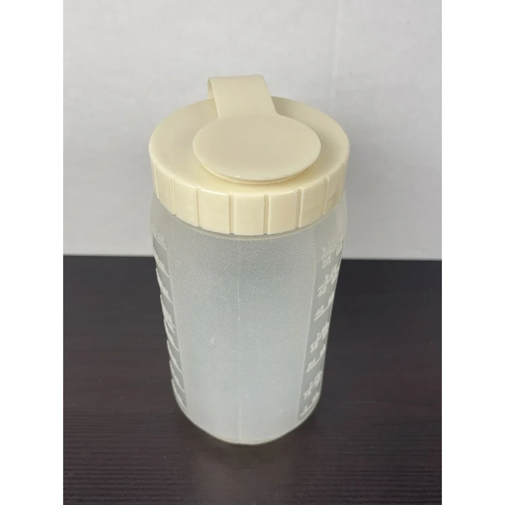 Vintage Rubbermaid Servin' Saver 1.75 Qt. Drink Container Almond Flip Lid Clean!